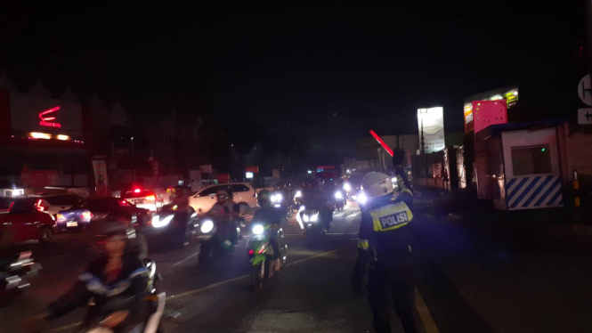 Petugas Satlantas Polresta Tangerang melalukan pengaturan arus lalu lintas di Jalan Raya Serang, Cikupa