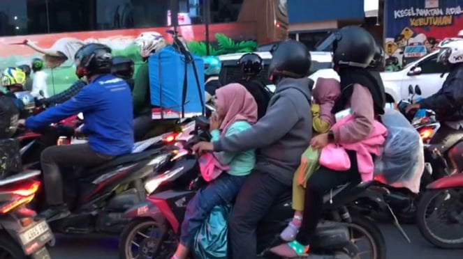 Pemudik motor memadati jalur bekasi arah karawang-cikampek