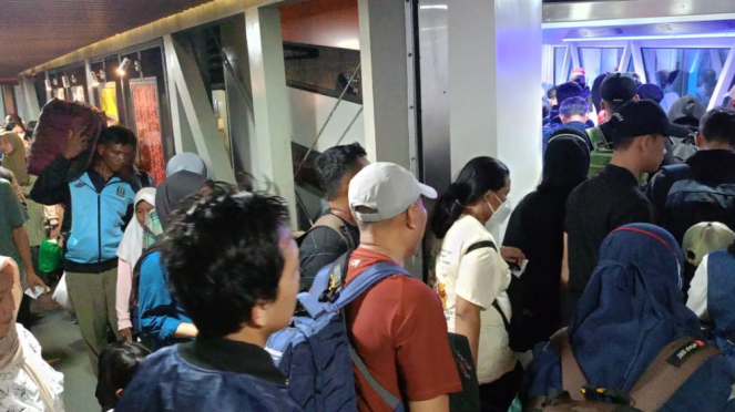 Pemudik Pejalan Kaki di Pelabuhan Merak