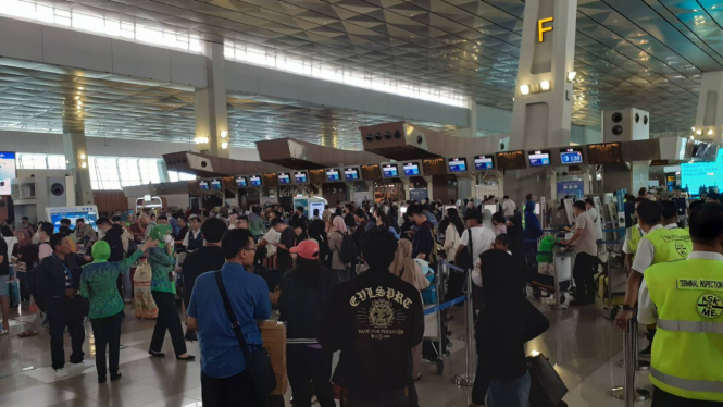 Antrean penumpang di area check in terminal 3 Bandara Soetta.