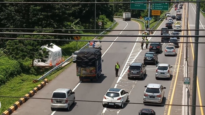 Kepadatan lalu lintas arus mudik di jalan tol Semarang, Jateng, Sabtu (6/4/24).