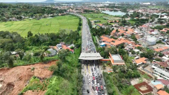 Kemacetan Menuju Pelabuhan Merak, Cilegon, Banten.