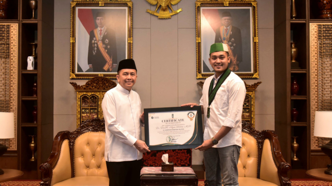 Pj Gubernur Sumsel Agus Fatoni menerima penghargaan dari HMI Sumbangsel