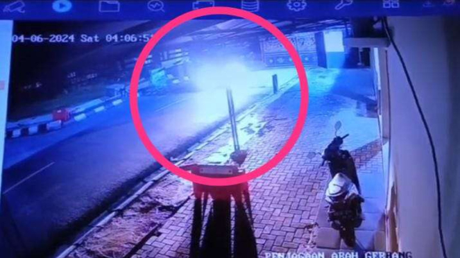 Tangkapan layar kamera CCTV saat pelaku melepaskan tembakan ke arah Mako Polda Lampung.
