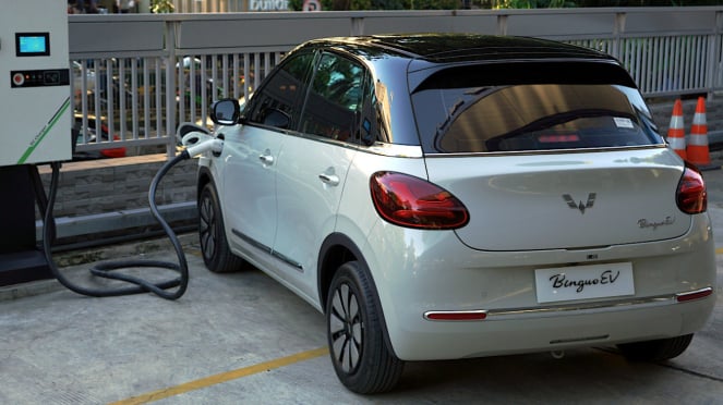 Wuling Binguo EV se está cargando en una estación de carga permanente