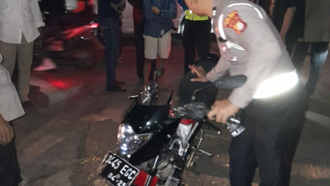 Polisi cek lokasi kecelakaan di Jalan Raya Citayam, Depok