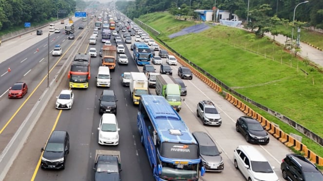 Arus Mudik Lebaran 2024, One Way di Gerbang Tol Cikampek Utama