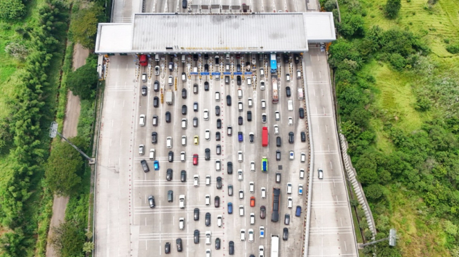 Arus Mudik Lebaran 2024, One Way di Gerbang Tol Cikampek Utama