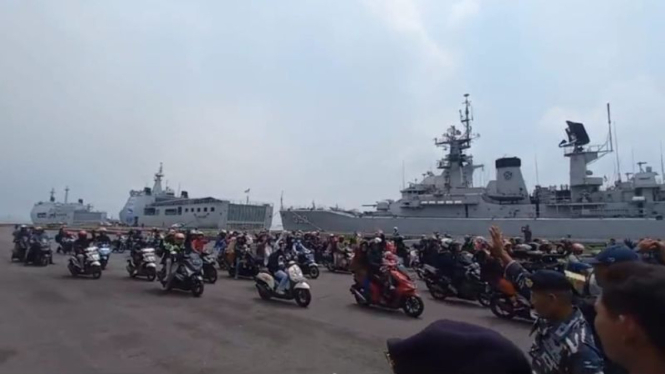 Ratusan pemotor mudik dengan Kapal Perang KRI Banda Aceh