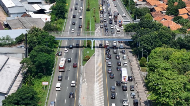 Ribuan Kendaraan Lintasi Tol Cipali Saat Puncak Arus Mudik Lebaran 2024