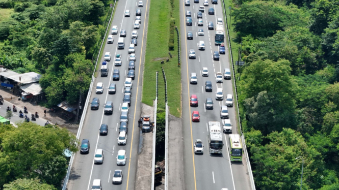 Ribuan Kendaraan Lintasi Tol Cipali saat Puncak Arus Mudik Lebaran 2024