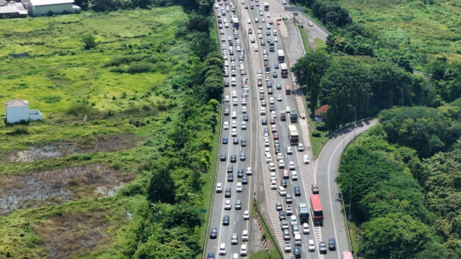 Ribuan Kendaraan Lintasi Tol Cipali saat Puncak Arus Mudik Lebaran 2024