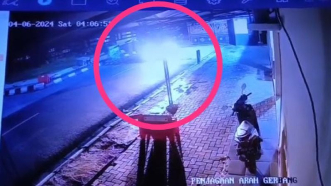 Tangkapan layar CCTV saat pelaku melepaskan tembakan ke arah Mako Polda Lampung.