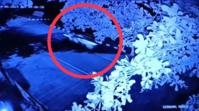 Tangkapan layar CCTV saat pelaku melepaskan tembakan ke arah Mako Polda Lampung.