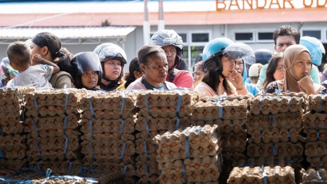 Sejumlah bahan pokok di jual di pasar murah Nabire, Papua Tengah.