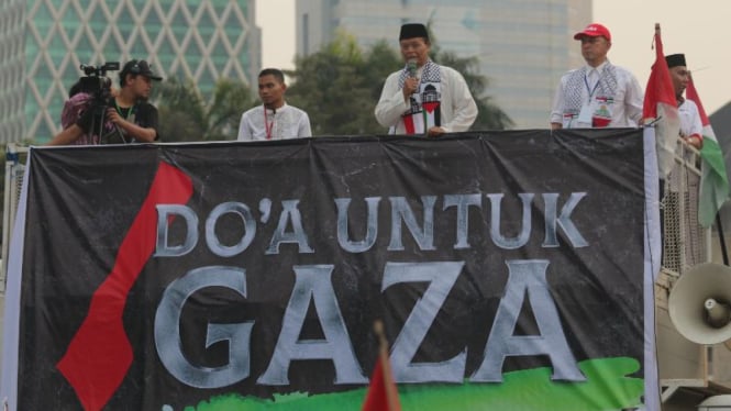 Wakil Ketua MPR Hidayat Nur Wahid alias HNW saat aksi doa untuk Gaza Palestina.