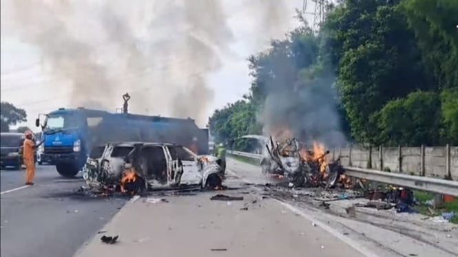 Dua minibus terbakar di Tol Km Cikampek arah Jakarta