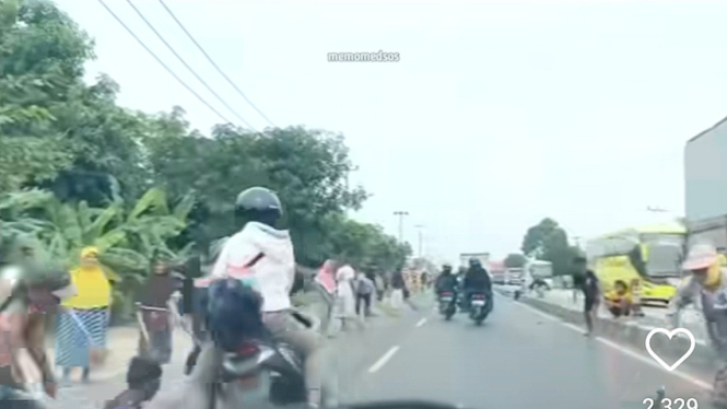 Tradisi Sapu Koin Bikin Celaka Pengendara Motor