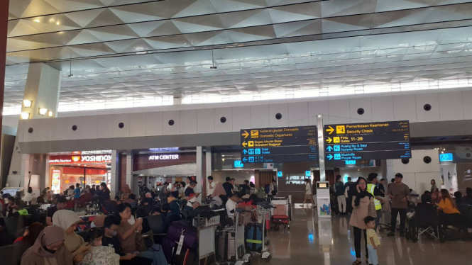 Suasana penumpang di ruang tunggu terminal 3 Bandara Soekarno-Hatta