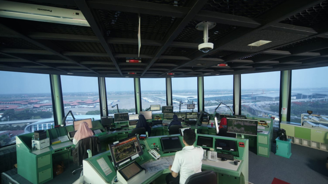 Ruang pantau di menara airnav bandara soetta