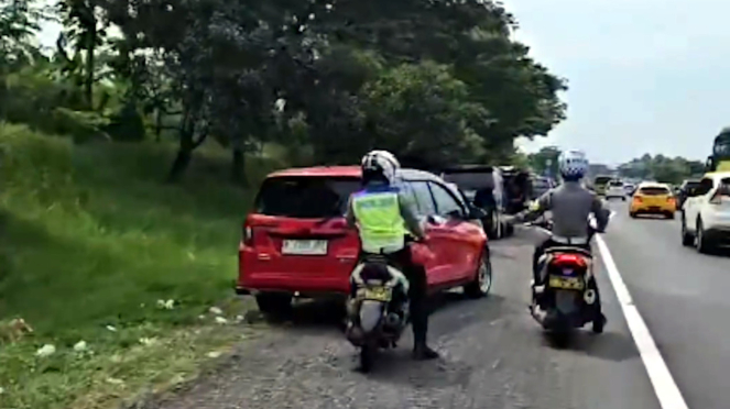 Pemudik berhenti di bahu jalan tol