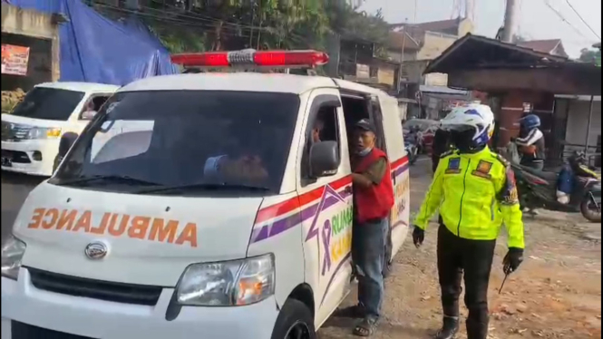 Petugas hentikan ambulans di Garut yang dipergunakan untuk mudik ke Cilacap.