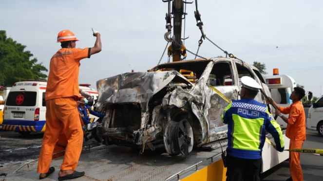 Bangkai mobil yang kecelakaan di Km 58 Tol Cikampek