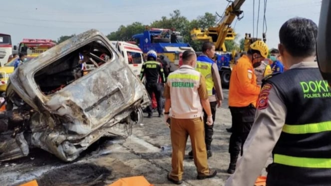 Bangkai mobil Gran Max yang kecelakaan di Km 58 Tol Cikampek