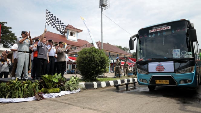 Pj Gubernur Sumatera Selatan Agus Fatoni melepas mudik gratis