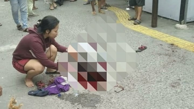 Seorang wanita paruh baya dibacok oleh anak kandungnya yang berinisial A(42) dikawasan Cengkareng Jakarta Barat, Selasa 9 April 2024 siang. 