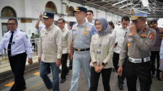 Menteri Perhubungan Budi Karya Sumadi (dua kiri) meninjau sejumlah titik pelaksanaan operasional arus mudik dan balik Lebaran 2024 di Jawa Barat, Selasa, 9 April 2024.