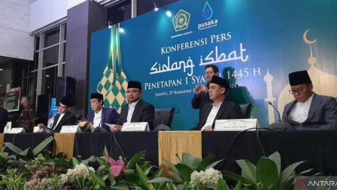 Menteri Agama Yaqut Cholil Qoumas (ketiga dari kanan) dalam konferensi pers sidang isbat penentuan Idul Fitri 1445 H di kantor Kemenag, Jakarta, Selasa, 9 April 2024.