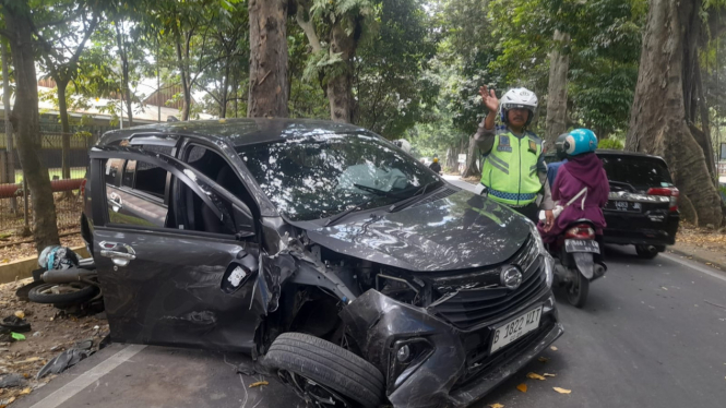 Sebuah mobil LCGC Sigra alami kecelakaan di Kota Bogor.