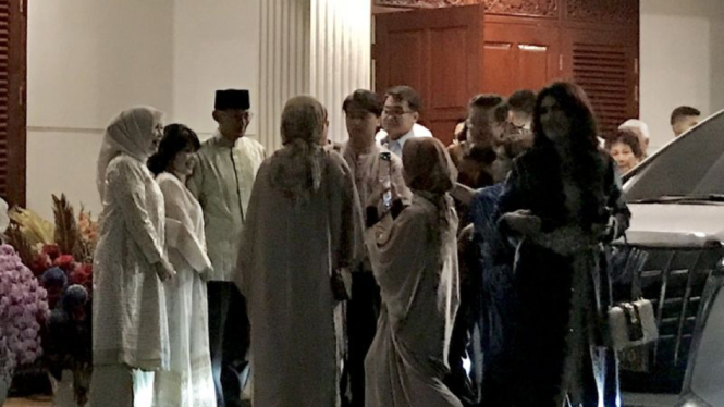 Politikus PPP Sandiaga Uno saat bersilaturahmi ke kediaman Prabowo Subianto di Jalan Kertanegara Nomor 4, Jakarta, Rabu malam (10/4/2024).