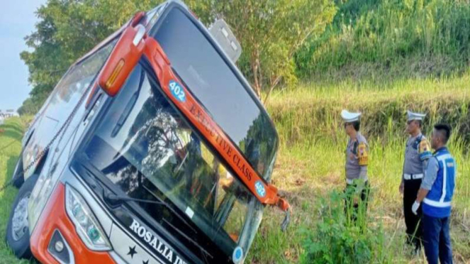 Bus Rosalia Indah mengalami kecelakaan di ruas Tol Semarang-Batang.