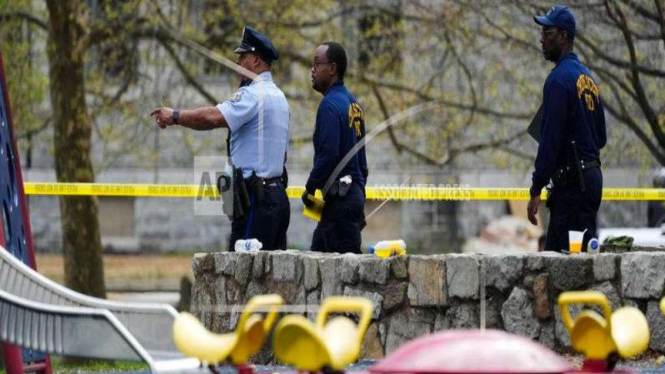 Penyidik menelusuri lokasi penembakan pada acara Idul Fitri di Philadelphia.