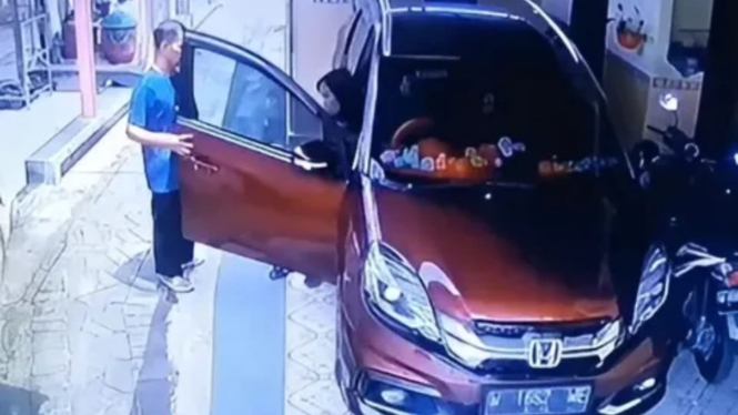 Viral istri lebih mahir parkirkan mobil ketimbang suaminya