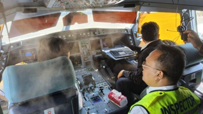 Kepala Kantor Otoritas Bandara Wilayah II Medan melakukan ramp check.