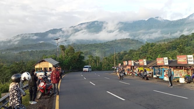 Pemandangan bukit di Lingkar Gentong menjadi spot favorit swafoto bagi pemudik.