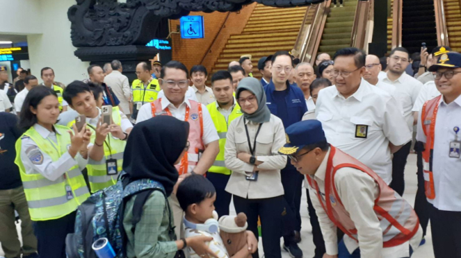 Menteri Budi Karya Sumadi berbincang dengan salah satu penumpang di terminal 1 bandara soetta 