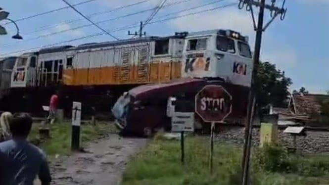Detik-detik Carry merah terpental setelah dihantam kereta api di Madiun. (Istimewa)