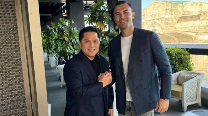 El presidente del PSS Eric Tahir con Emil Audero Mulyadi