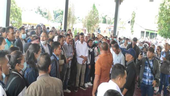 Ratusan nakes non ASN ketika mendatangi kantor DPRD Manggarai, NTT