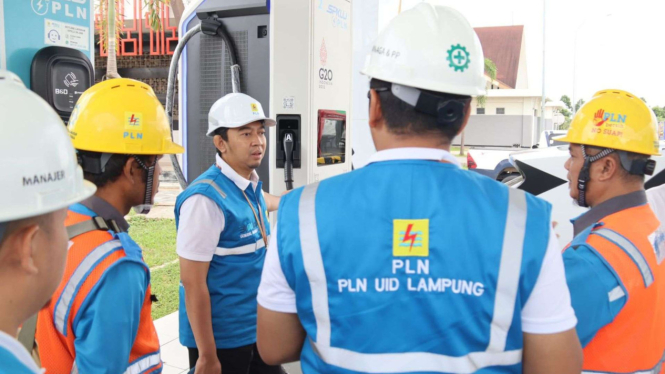 General Manager PLN Unit Induk Distribusi (UID) Lampung, Sugeng Widodo (tengah) 
