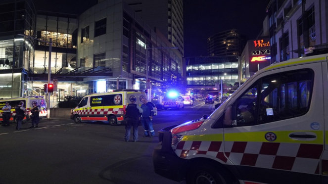 Polisi dan ambulans di lokasi kejadian penikaman di pusat perbelanjaan Sydney