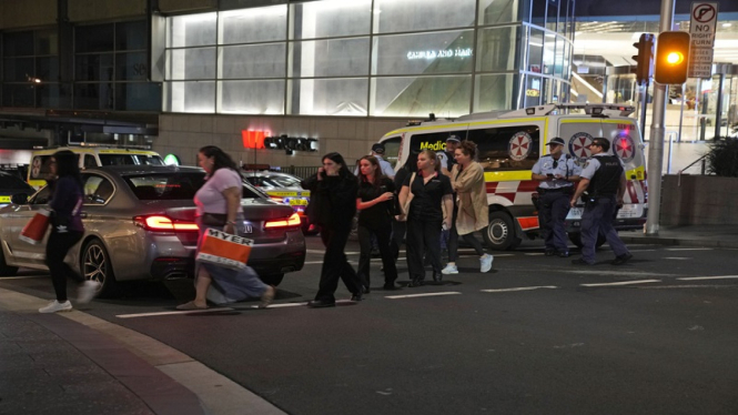 Pengunjung Mal di Sydney dievakuasi usai insiden penikaman yang terjadi Sabtu