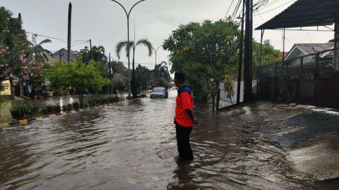 Banjir di Bekasi, Jawa Barat, Sabtu, 13 April 2024 akibat luapan Kali Bekasi