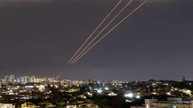 Iran meluncurkan rudal ke arah Israel 