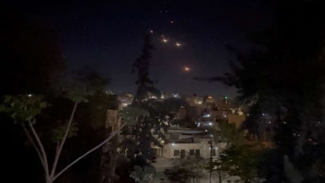 Penampakan rudal Iran ke arah Israel di atas langit Yordania