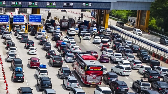 Antrian Panjang di Gerbang Tol Cikampek Utama Saat Arus Balik Lebaran 2024